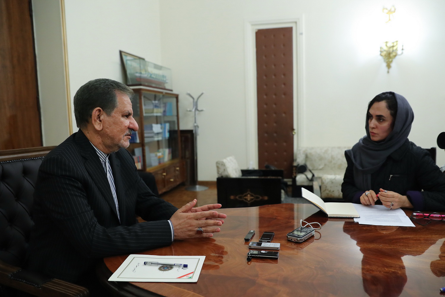 جهانگیری: لحظه به لحظه ی مذاکرات هسته ای به نظر رهبری رسانده می شد / آيت الله خامنه ای حالشان خیلی خوب است و سرحال هستند/ بعد از انتخابات هنوز به طور خصوصي خدمت رهبری نرفته ام