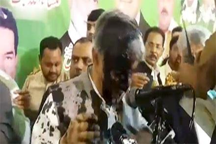 حمله با جوهر به وزیر خارجه پاکستان حمله با جوهر به وزیر خارجه پاکستان