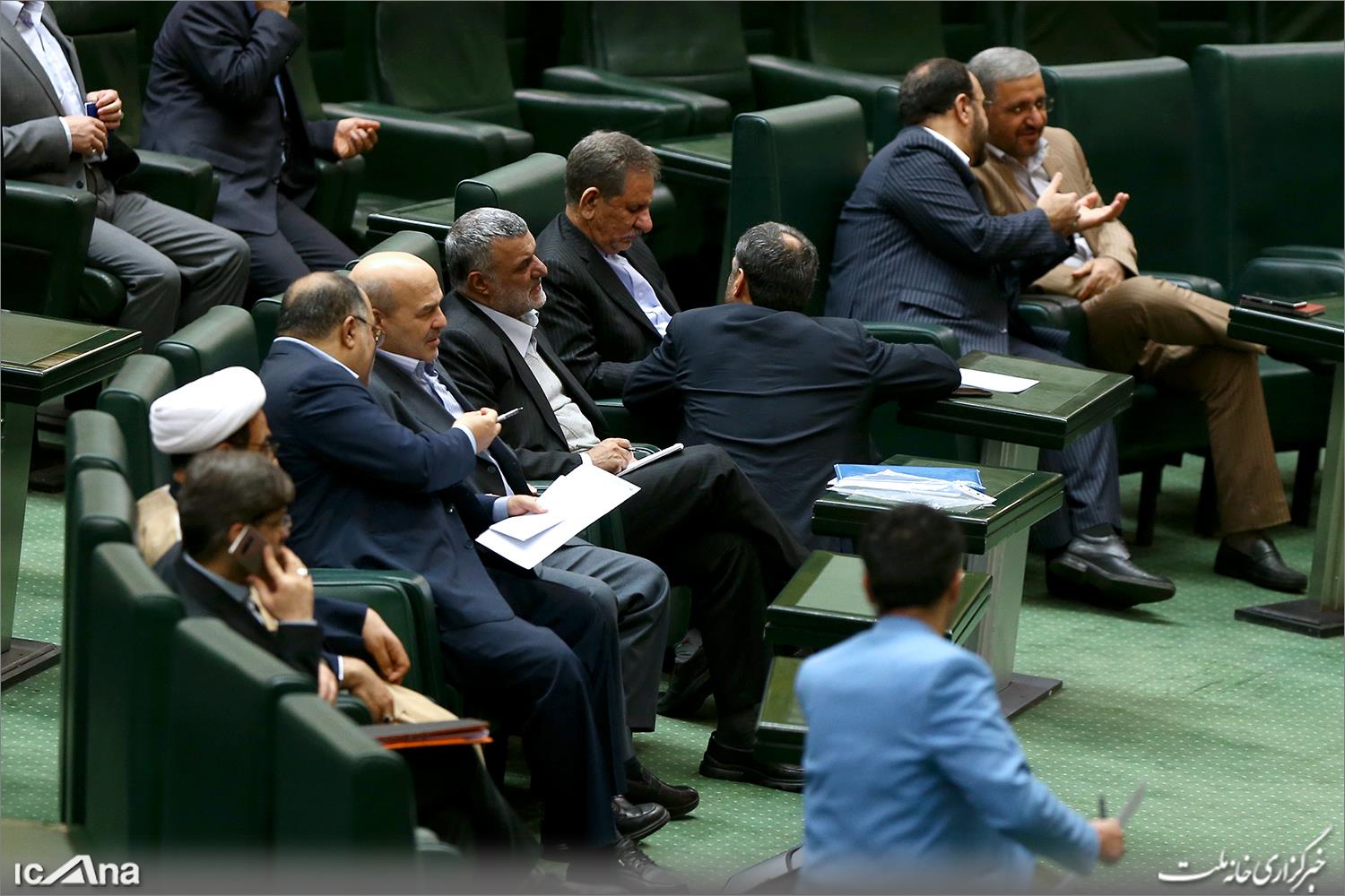 دولتی&zwnj;ها دقیقا در مجلس چه می&zwnj;کنند؟