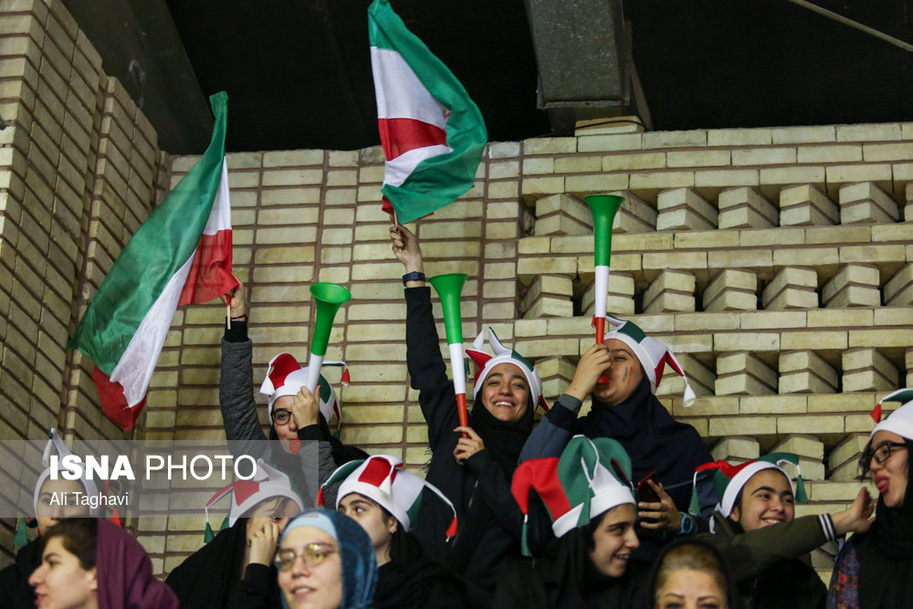 مسابقه تیم&zwnj;ملی با حضور بانوان در ورزشگاه بدون درد و خونریزی(+عکس)