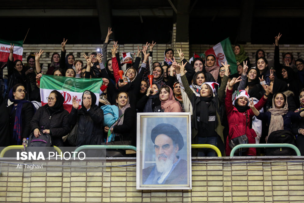 مسابقه تیم&zwnj;ملی با حضور بانوان در ورزشگاه بدون درد و خونریزی(+عکس)