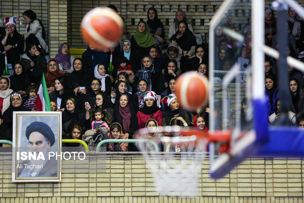 مسابقه تیم&zwnj;ملی با حضور بانوان در ورزشگاه بدون درد و خونریزی(+عکس)