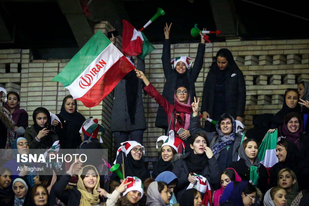 مسابقه تیم&zwnj;ملی با حضور بانوان در ورزشگاه بدون درد و خونریزی(+عکس)