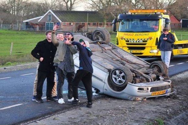 سلفی بعد از حادثه! (+عکس)