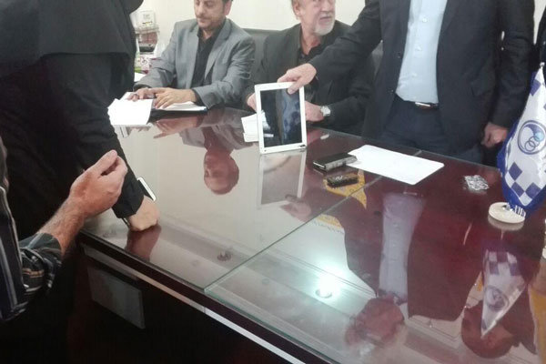 «شفر» با تبلت مانع لو رفتن مبلغ قراردادش شد (+عکس)