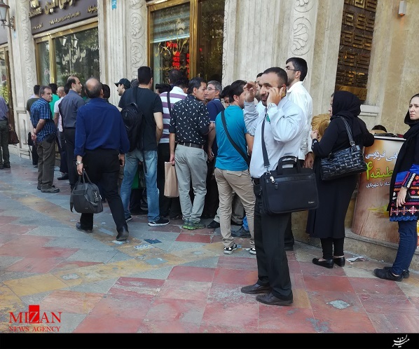 خبرگزاری قوه قضائیه: قیمت دلار از تابلو صرافیها حذف شد/ تشکیل صف برای خرید دلار (+عکس) خبرگزاری قوه قضائیه: قیمت دلار از تابلو صرافیها حذف شد/ تشکیل صف برای خرید دلار (+عکس)