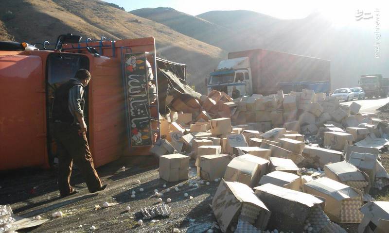 واژگونی کامیون حمل تخم مرغ (عکس)