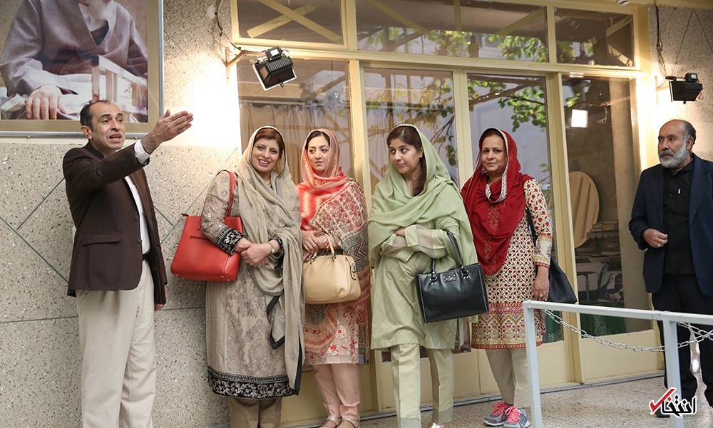 بازدید همسر فرمانده ارتش پاکستان از بیت امام خمینی در جماران (عکس)