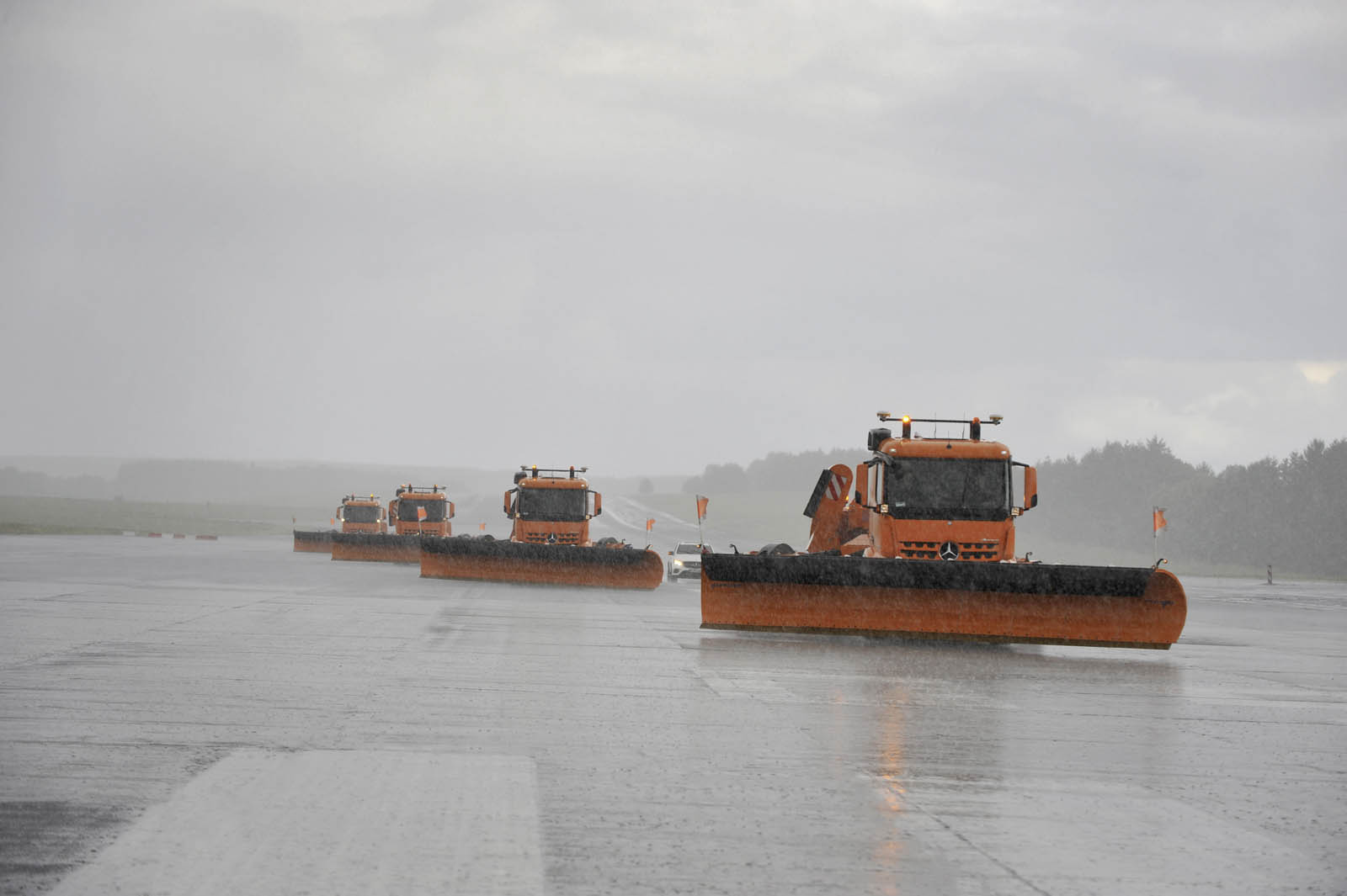 برف&zwnj;روب&zwnj;های خودران بنز در فرودگاه فرانکفورت