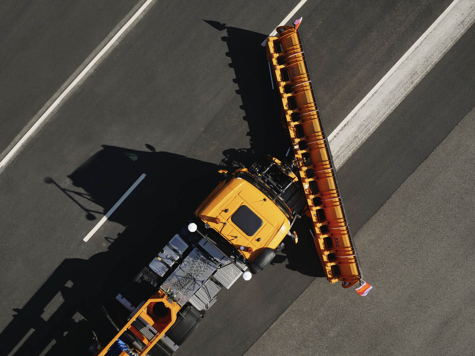 برف&zwnj;روب&zwnj;های خودران بنز در فرودگاه فرانکفورت