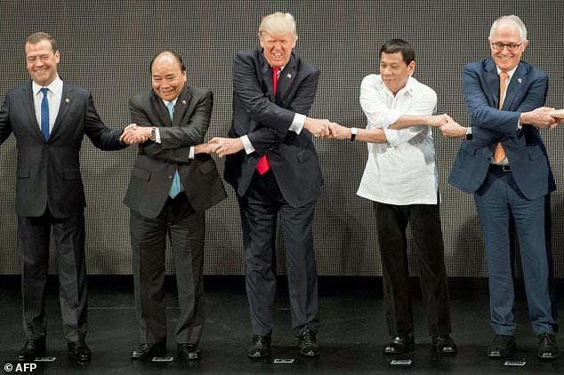 ترامپ زنجیره دست&zwnj;های رهبران آسه&zwnj;آن را پاره کرد (+عکس)