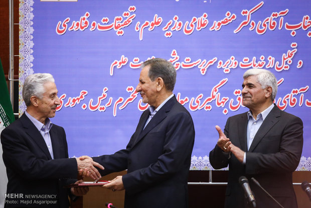 حکم وزیر علوم اعطا شد (+عکس)