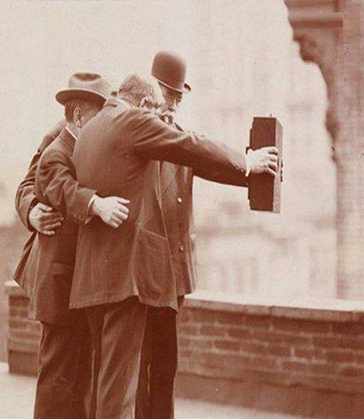 سلفی گرفتن در سال ۱۹۲۰(عکس)