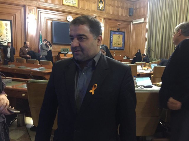 نصب نماد &laquo;ممنوعیت خشونت علیه زنان&raquo; بر سینه اعضای شورای شهر (+عکس)