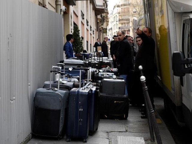 ضیافت شام بن سلمان با ماکرون در موزه لوور/ محموله&zwnj;های بزرگ چمدان ولیعهد عربستان سوژه رسانه&zwnj;ها شد (+عکس)