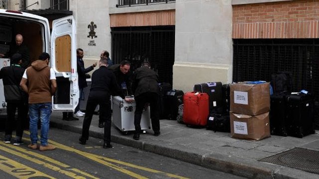 ضیافت شام بن سلمان با ماکرون در موزه لوور/ محموله&zwnj;های بزرگ چمدان ولیعهد عربستان سوژه رسانه&zwnj;ها شد (+عکس)