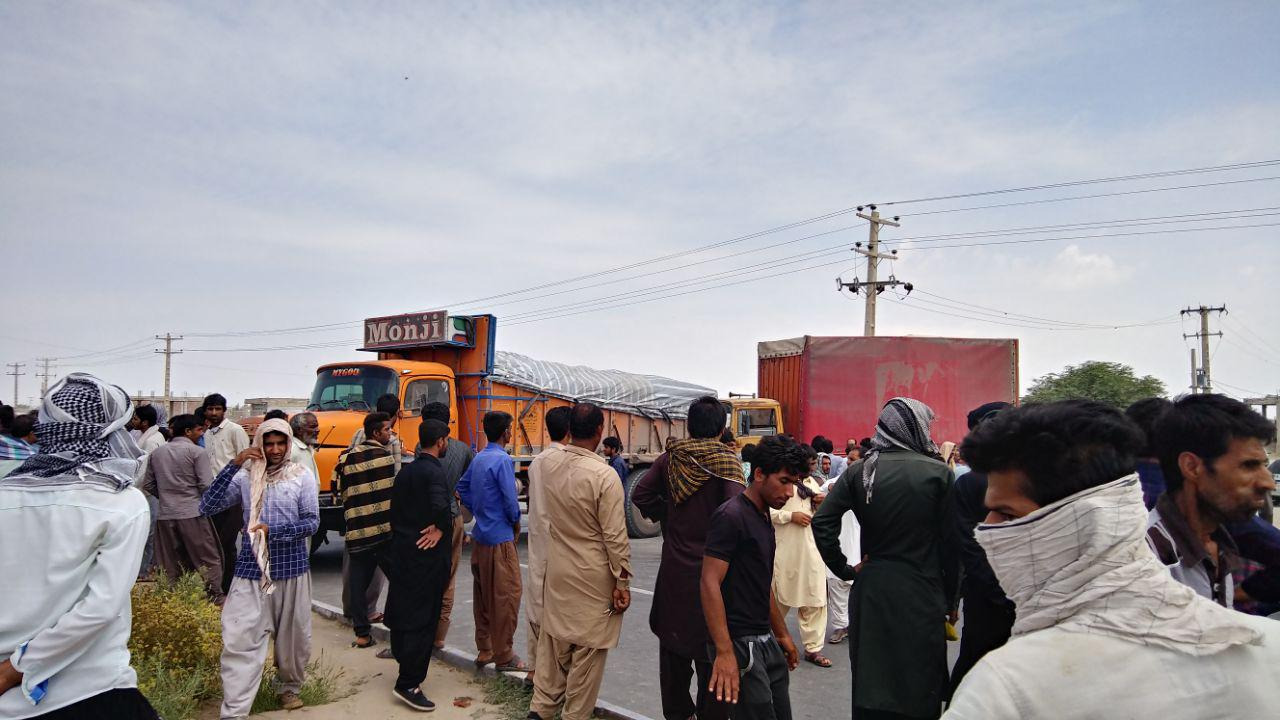 کشاورزان معترض، جاده ترانزیتی رودبار-جازموریان را بستند/ اگر محصول را الساعه نخرند، همه&zwnj;اش از بین خواهد رفت / گزارش رجانیوز از وضع اسفبار کشاورزان جنوب کرمان که صدایشان به هیچکس نمی&zwnj;رسد (+عکس)