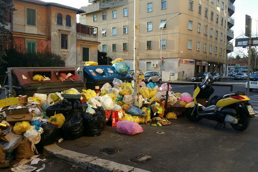 بحران زباله در رم ایتالیا/ مدیران مدارس: در صورت ادامه این روند مدارس را تعطیل می کنیم