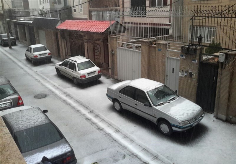 بارش تگرگ در تهران/ افزایش ترافیک در تمامی معابر بارش تگرگ در تهران/ افزایش ترافیک در تمامی معابر