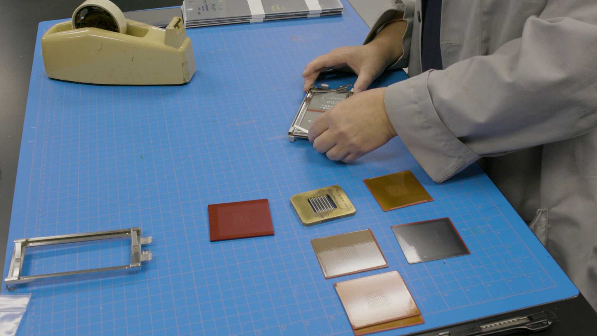 تست دوام رنگ در محفظه خورشیدی نیسان