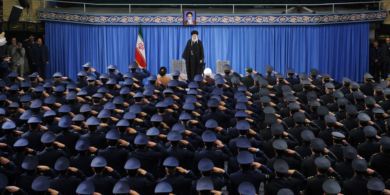 مقام معظم رهبری: به اروپاییها اعتماد نکنید/ در مذاکرات هستهای هم گفتم آمریکا غیرقابل اعتماد است/ مخالفت با انجام حرکات ضدوحدت در راهپیمایی ۲۲بهمن/ ۲۲ بهمن جای تسویه حساب نیست مقام معظم رهبری: به اروپاییها اعتماد نکنید/ در مذاکرات هستهای هم گفتم آمریکا غیرقابل اعتماد است/ مخالفت با انجام حرکات ضدوحدت در راهپیمایی ۲۲بهمن/ ۲۲ بهمن جای تسویه حساب نیست