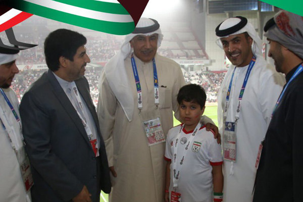 برخورد جالب اماراتی&zwnj;ها با کودک ایرانی در استادیوم (+عکس)