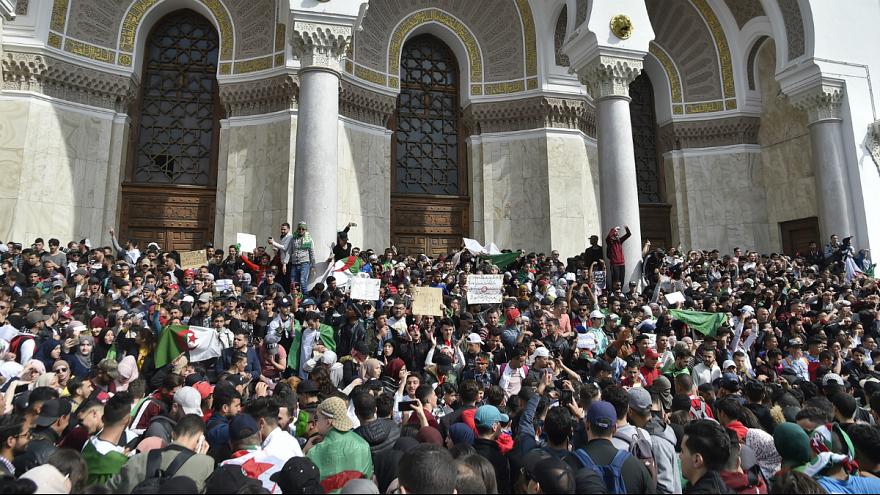 ده ها هزار الجزایری خواستار کناره گیری بوتفلیقه از قدرت شدند