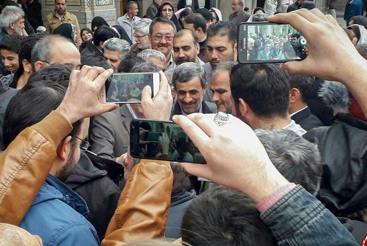 احمدی نژاد در نمایشگاه صنایع دستی؛ چهارنوع مواجهۀ مردم