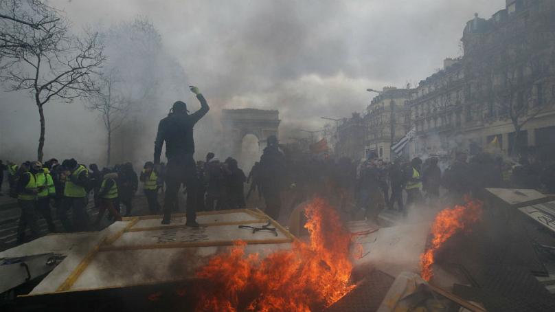 تظاهرات هجدهم جلیقه&zwnj;زردها؛ شانزه&zwnj;لیزه در آتش اعتراض سوخت (عکس)