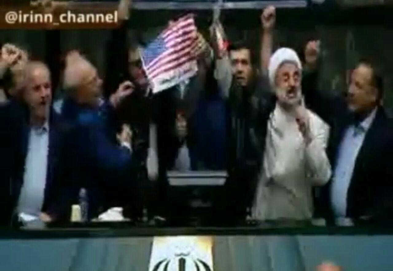 نمایندگان مجلس پرچم آمریکا را آتش زدند (+عکس و فیلم)