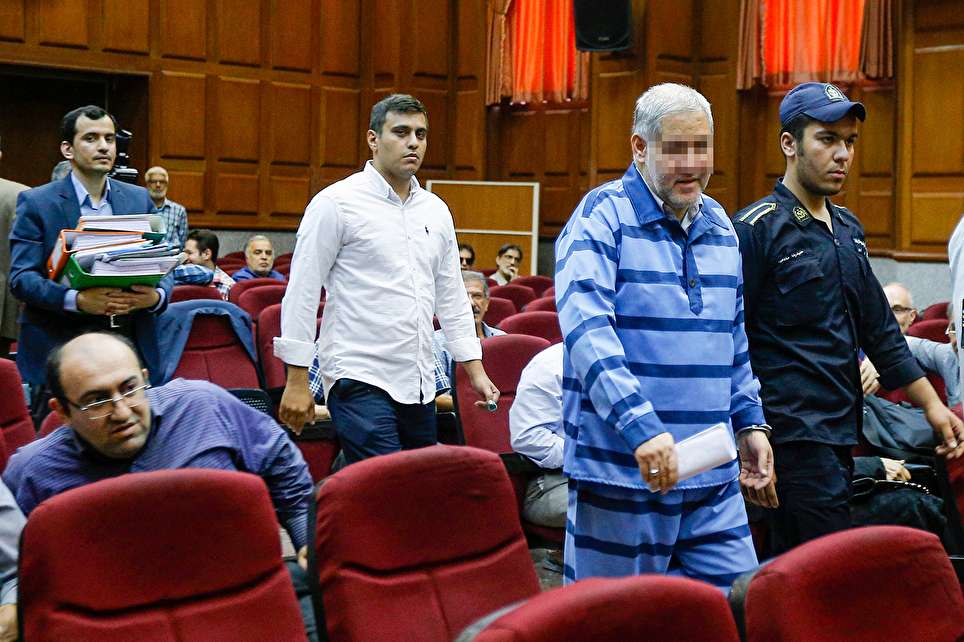 متهم ردیف اول پرونده 13 هزار میلیاردی موسسه ثامن الحجج در لباس زندان(عکس)