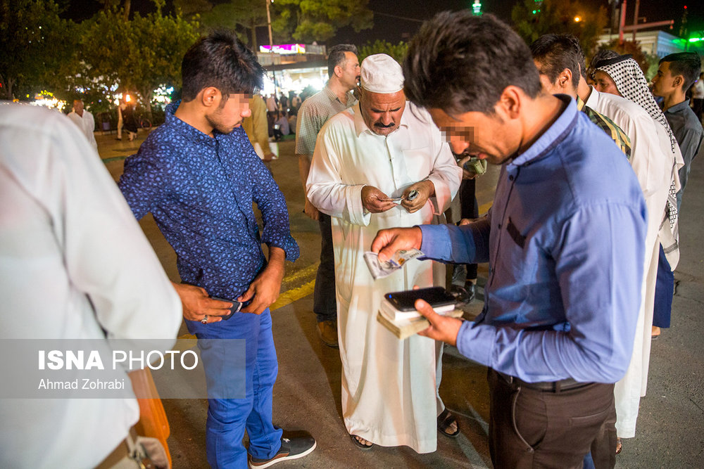 فروش ارز توسط اعراب کشورهای همسایه در قم (+عکس) فروش ارز توسط اعراب کشورهای همسایه در قم (+عکس)