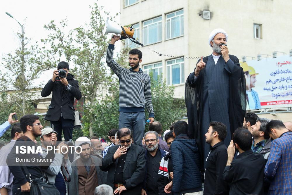 خبرنگار:FATF چیست؟ معترض: نمی&zwnj;دانم! / بازداشتش کنید