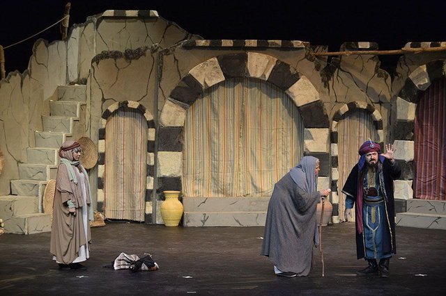 امام جمعه موقت تهران چراغ یک تئاتر را روشن کرد