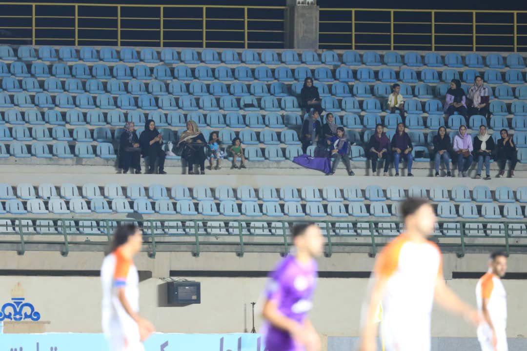 بانوان خرمشهری تماشاگر بازی لیگ یک (عکس)