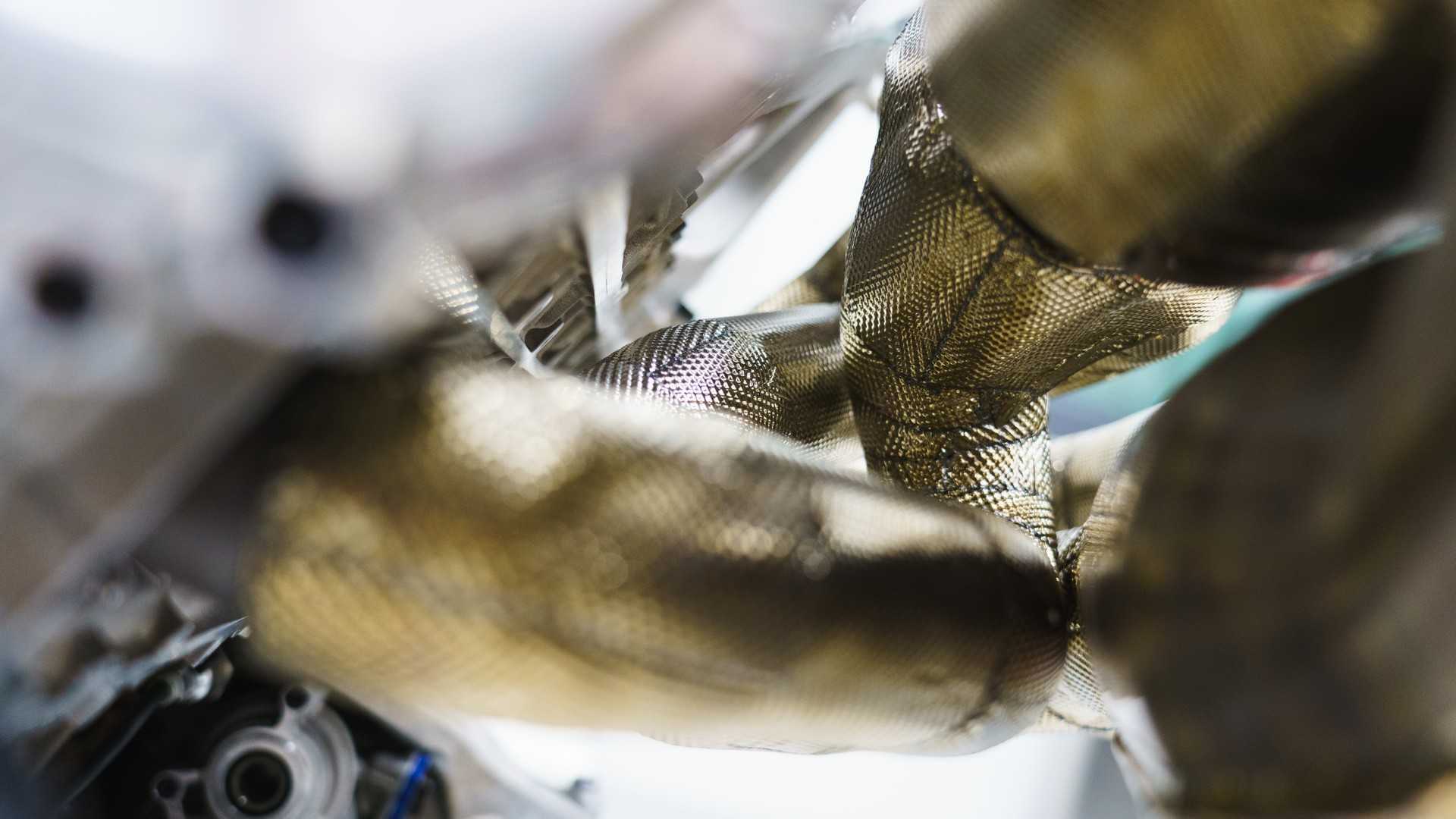 موتور 1000 اسب بخاری استون مارتین والکری موتور 1000 اسب بخاری استون مارتین والکری