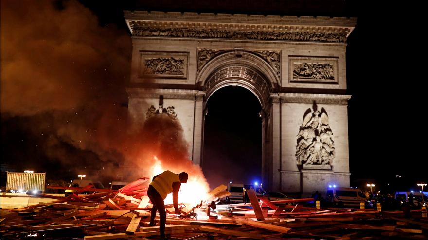 جلیقه زردها در پاریس/ ورود به شانزه لیزه تنها با کارت شناسایی