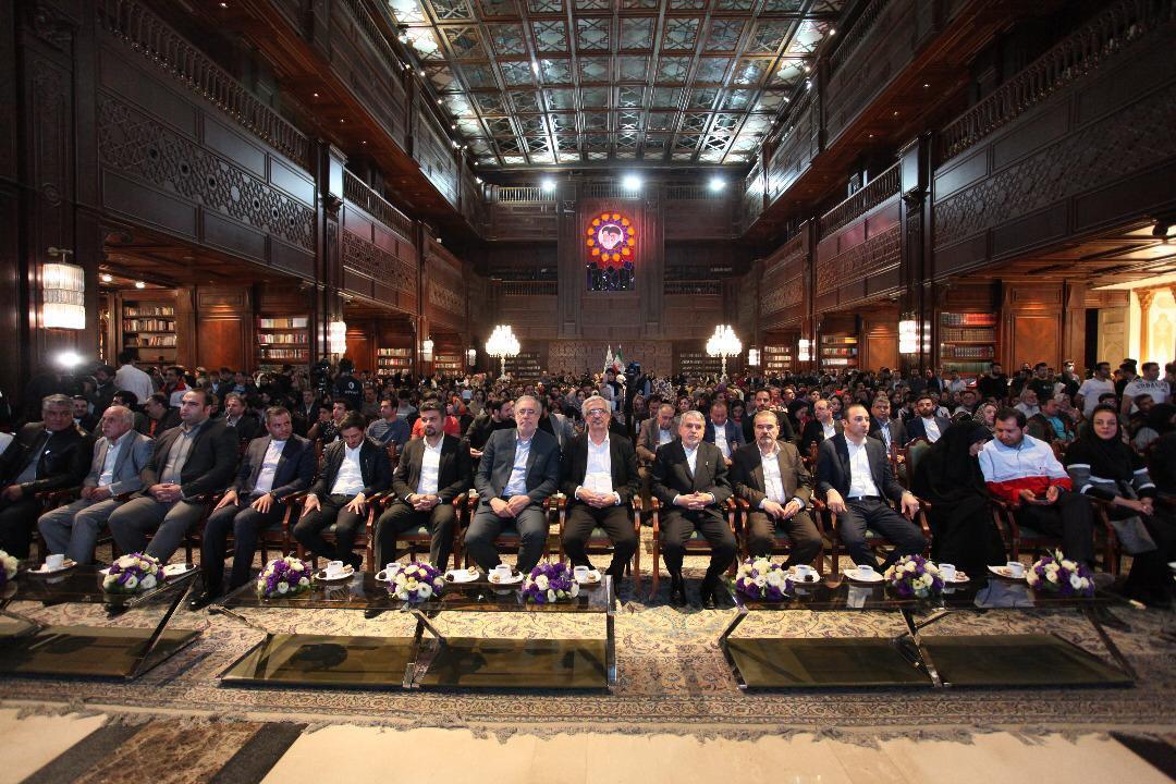 جمع آوری بیش از 25 میلیارد و سیصد میلیون ریال کمک مردمی در گردهمایی اکران فیلم تختی در بازار بزرگ ایران جمع آوری بیش از 25 میلیارد و سیصد میلیون ریال کمک مردمی در گردهمایی اکران فیلم تختی در بازار بزرگ ایران