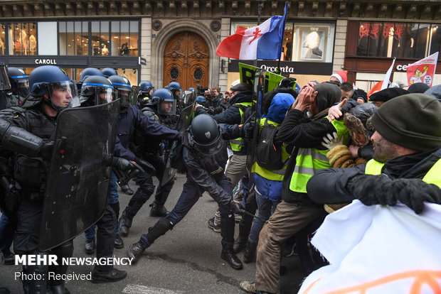 پلیس فرانسه حق شلیک به جلیقه&zwnj;زردها را گرفت