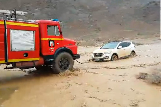گرفتار شدن خودروی &zwnj;استاندار یزد در سیل (+عکس)