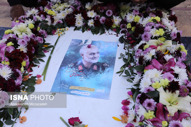 حضور مردم کرمان در مراسم تشییع شهید سردار سلیمانی حضور مردم کرمان در مراسم تشییع شهید سردار سلیمانی