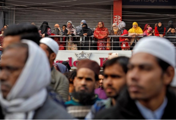 اعتراض صلحآمیز گروهی از معترضان هند/ آنها در خیابان بریانی میخورند و سکوی سخنرانی دارند (+عکس) معترضان هند خیابان را بستند