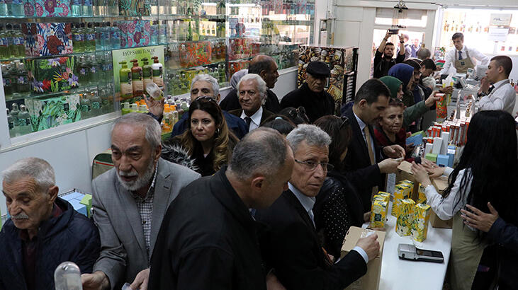 وحشت کرونا در همسایه غربی؛ صف&zwnj;های خرید و کمیابی ماسک و مواد ضدعفونی(+عکس)