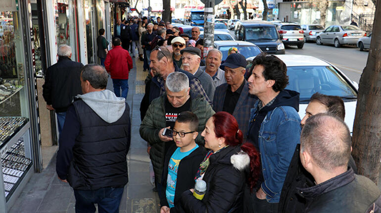 وحشت کرونا در همسایه غربی؛ صف&zwnj;های خرید و کمیابی ماسک و مواد ضدعفونی(+عکس)