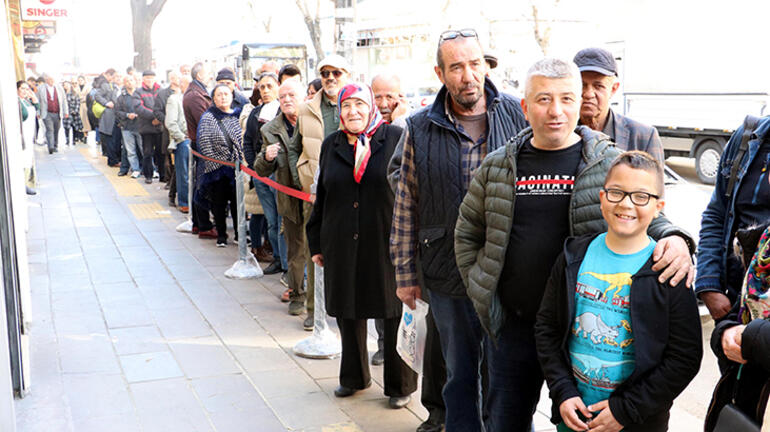 وحشت کرونا در همسایه غربی؛ صف&zwnj;های خرید و کمیابی ماسک و مواد ضدعفونی(+عکس)