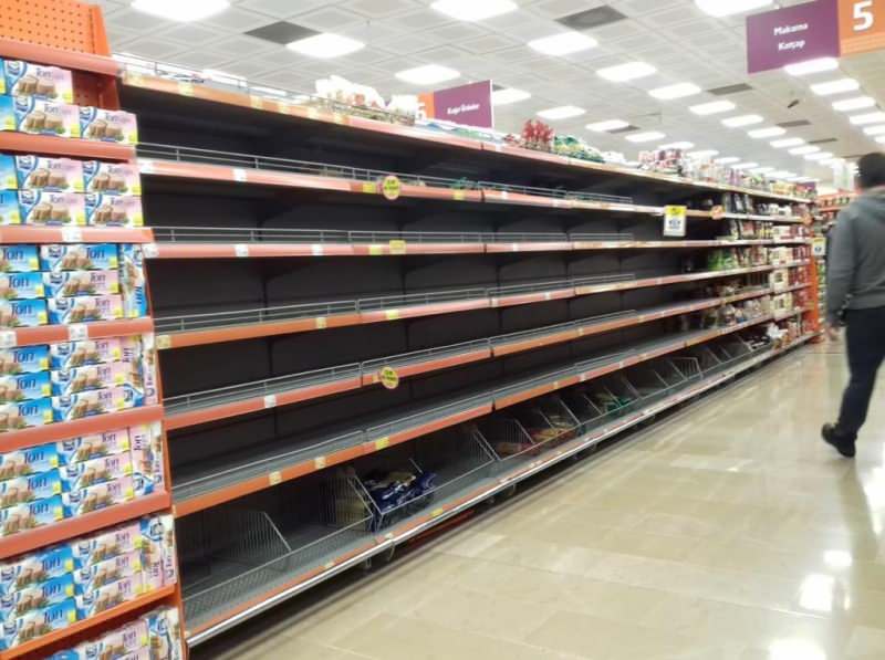 وحشت کرونا در همسایه غربی؛ صف&zwnj;های خرید و کمیابی ماسک و مواد ضدعفونی(+عکس)