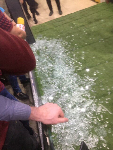 سانحه در میکسدزون ورزشگاه آزادی/ مصدومیت یک خبرنگار (+عکس)