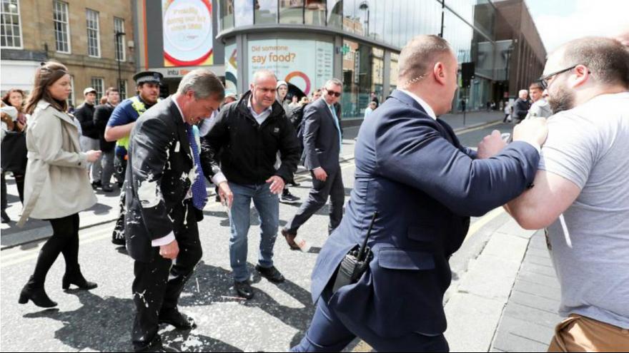 پرداخت هزینه خشکشویی جریمه پرتاب میلکشیک به رهبر حزب برکسیت بریتانیا پرداخت هزینه خشکشویی جریمه پرتاب میلکشیک به رهبر حزب برکسیت بریتانیا