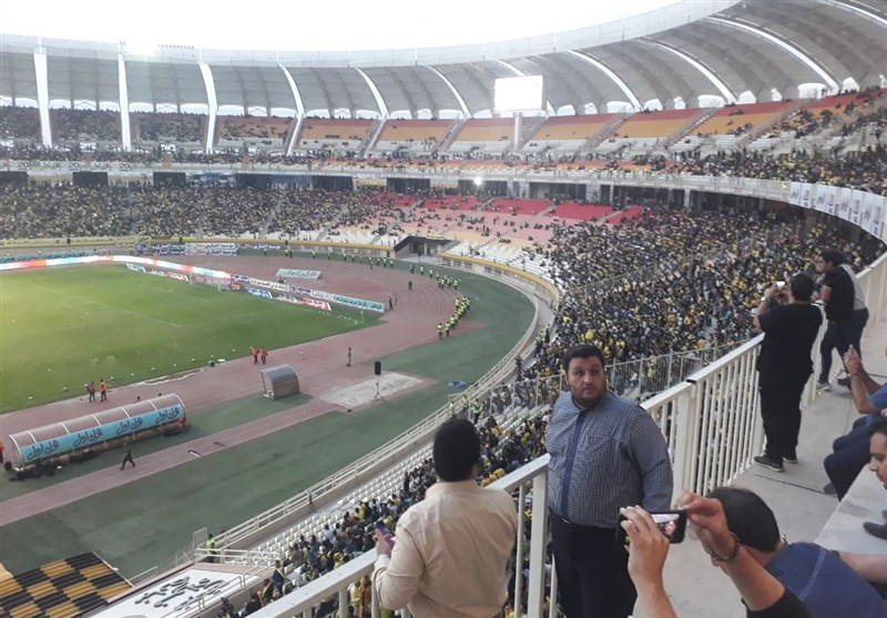 حواشی دیدار سپاهان و پرسپولیس/ ضرب و شتم و فحاشی هواداران در ورزشگاه