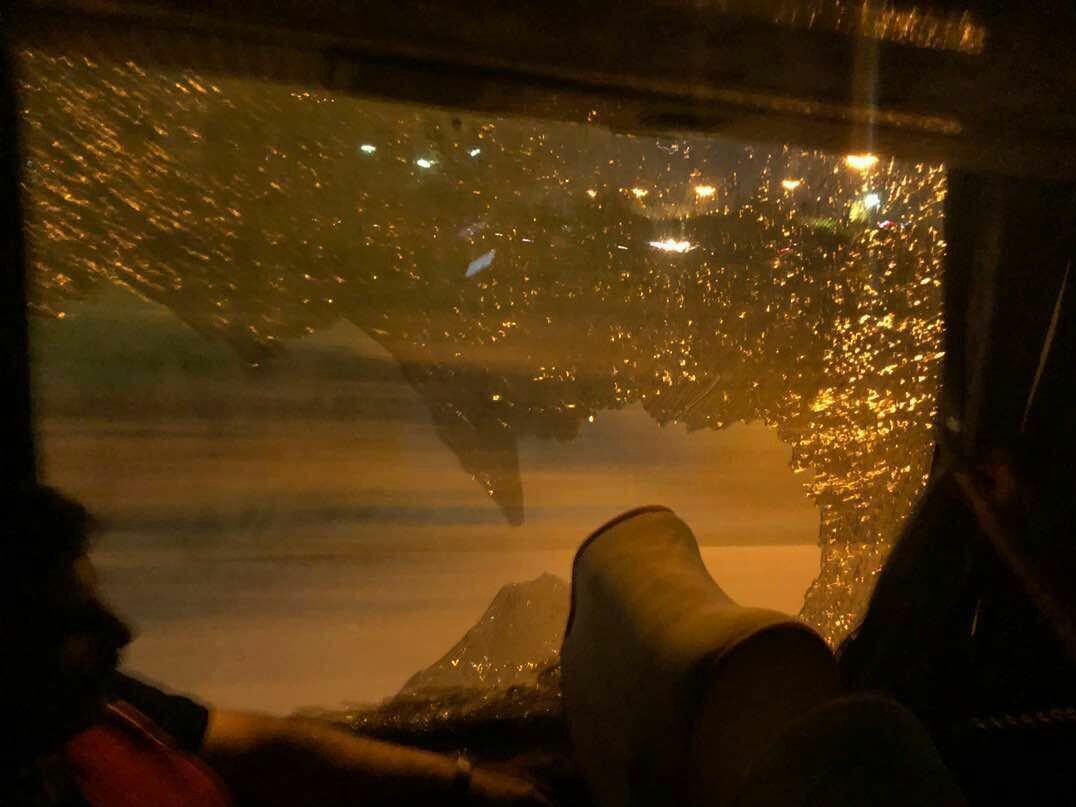 حمله هواداران سپاهان به اتوبوس بازیکنان پرسپولیس